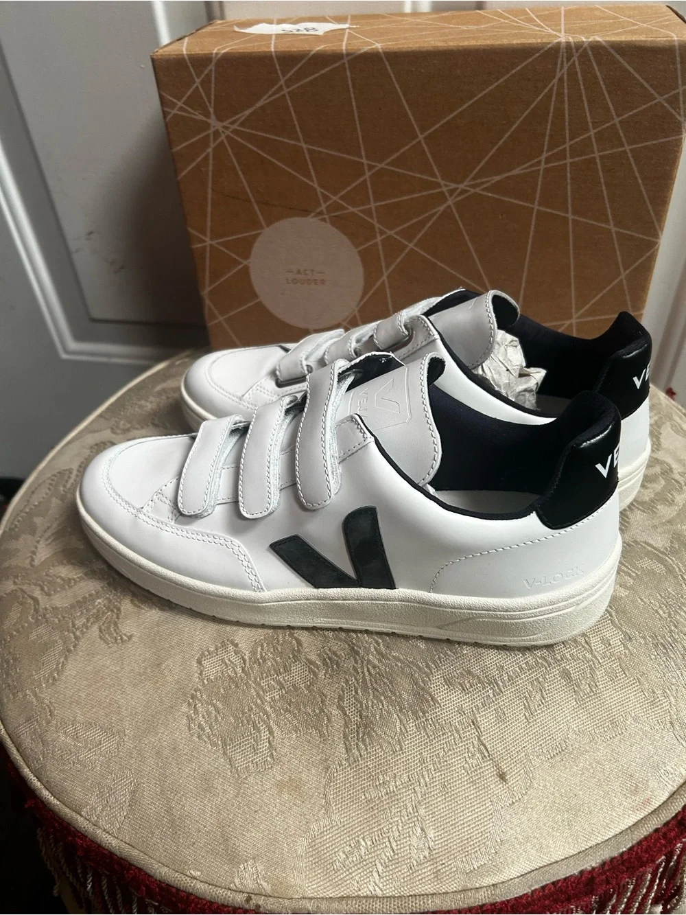 Veja women’s V-Lock White Sneakers with Black Accent - Velcro Closure Sz 9